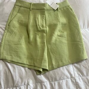 NWT!! Abercrombie & Fitch High Rise Premium Crepe Tailored Short. Lime. Small.